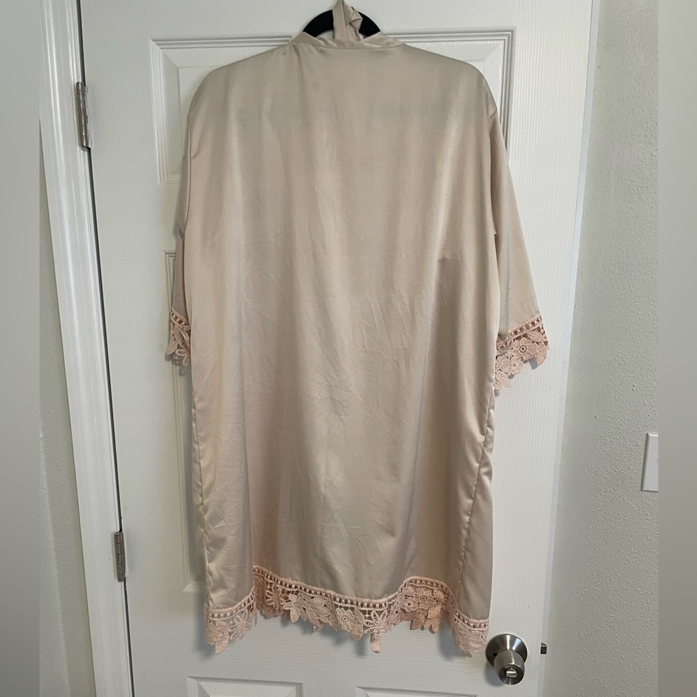 Robe - Picture 2 of 2